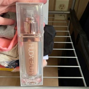 Huda Beauty N.Y.M.P.H. in Luna.